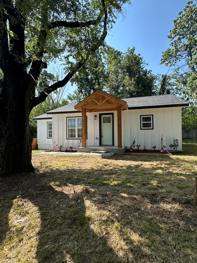 214 E Pine St in Coweta, OK - Building Photo - Building Photo