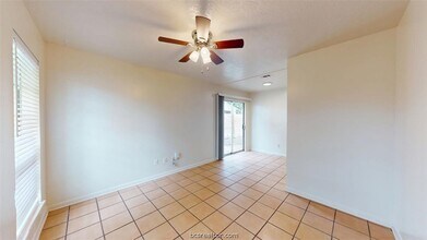 922 Navarro Dr in College Station, TX - Foto de edificio - Building Photo