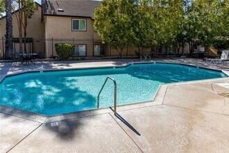 26042 Serrano Ct in Lake Forest, CA - Foto de edificio - Building Photo