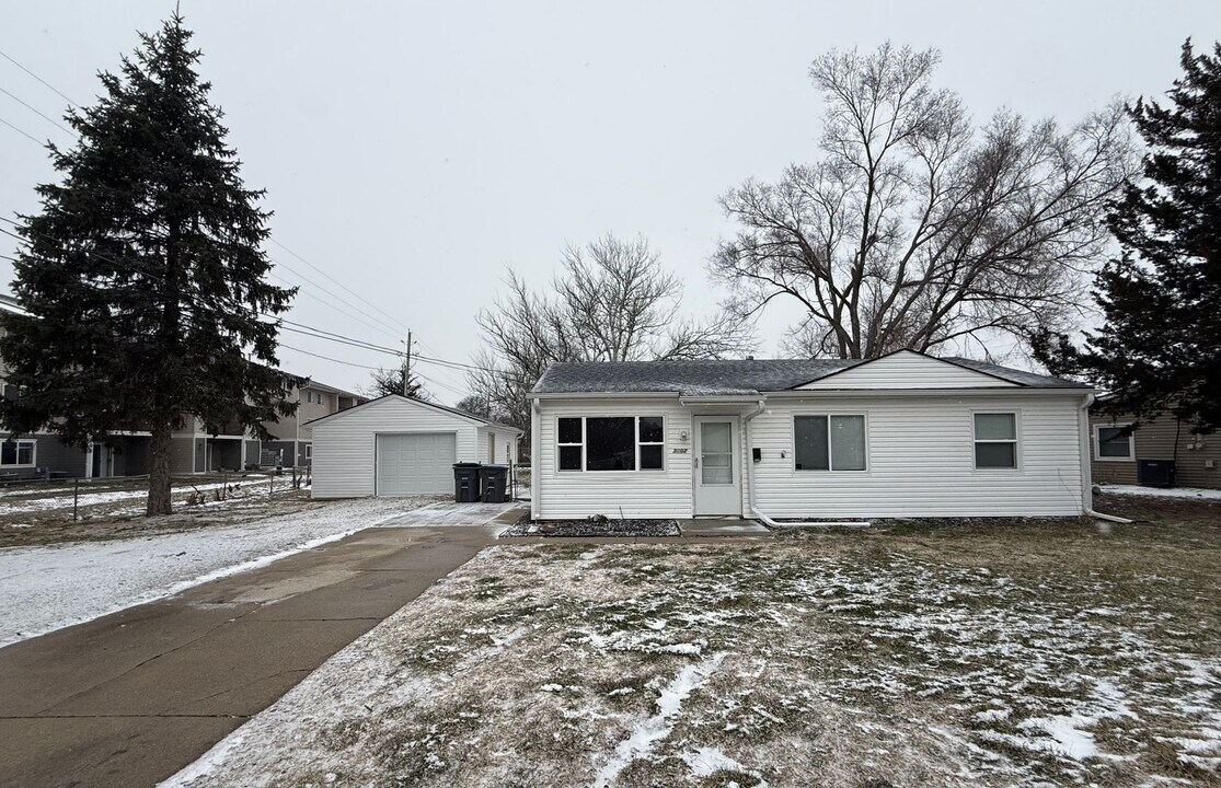 3102 Wakeman Dr in Council Bluffs, IA - Building Photo