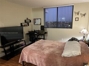 8251 NW 8th St in Miami, FL - Building Photo - Building Photo