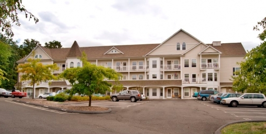 Saranor Apartments in Milford, CT - Foto de edificio