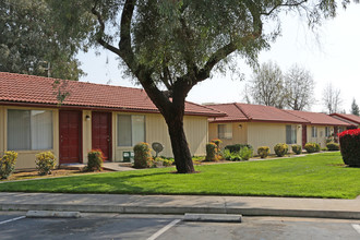 Country Creek Apartments in Sanger, CA - Building Photo - Building Photo