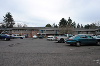 Colonial Villa Apartments in Portland, OR - Building Photo - Building Photo