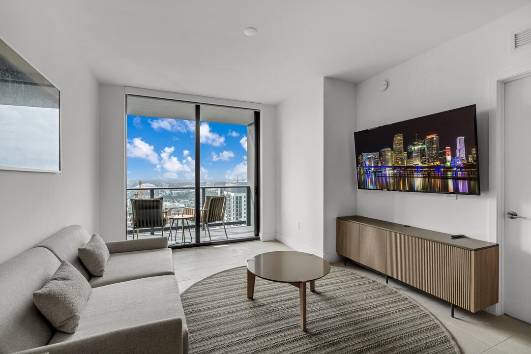 601 NE 1st Ave in Miami, FL - Building Photo