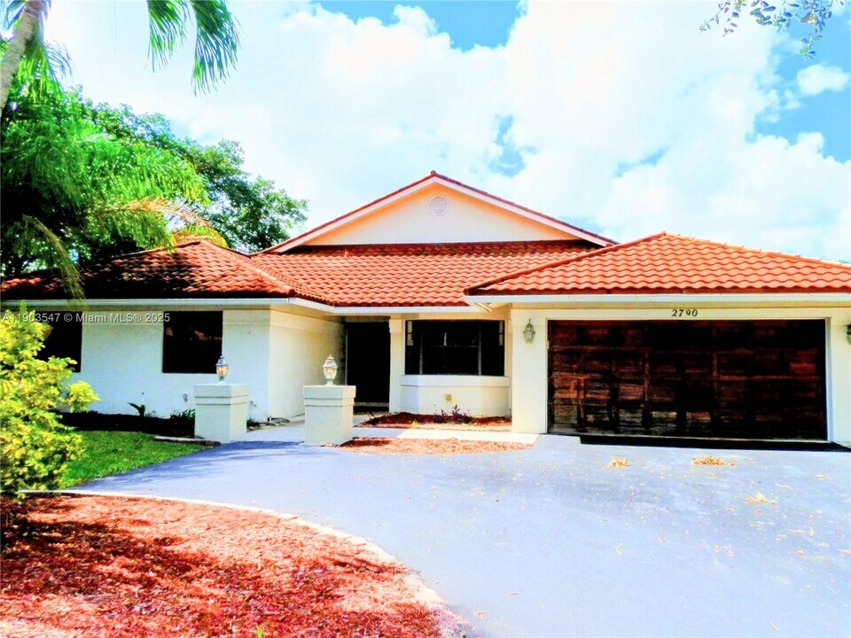 2700 NW 112th Ave in Coral Springs, FL - Foto de edificio