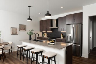 600 E Henry Clay St in Whitefish Bay, WI - Foto de edificio - Building Photo