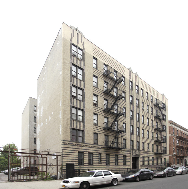 100 E 18th St in Brooklyn, NY - Foto de edificio - Building Photo