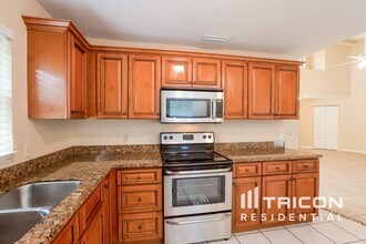 1605 Long Pond Dr in Valrico, FL - Building Photo - Building Photo