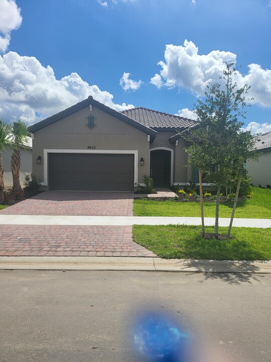 9935 SW Cloister Dr in Port St. Lucie, FL - Building Photo