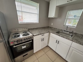 1064 N Tamiami Trl in North Fort Myers, FL - Building Photo