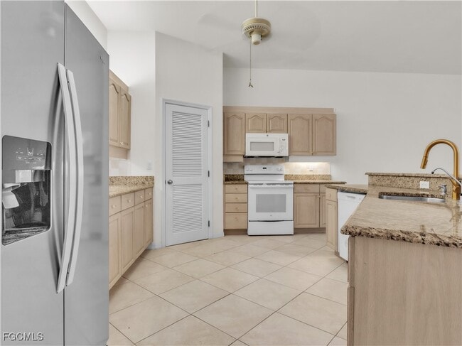 1580 Argyle Dr in Ft. Myers, FL - Building Photo - Building Photo