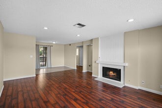 2121 Scott Rd, Unit 202 in Burbank, CA - Building Photo - Building Photo
