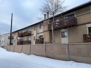 Nicole Apartments in Anchorage, AK - Foto de edificio - Building Photo