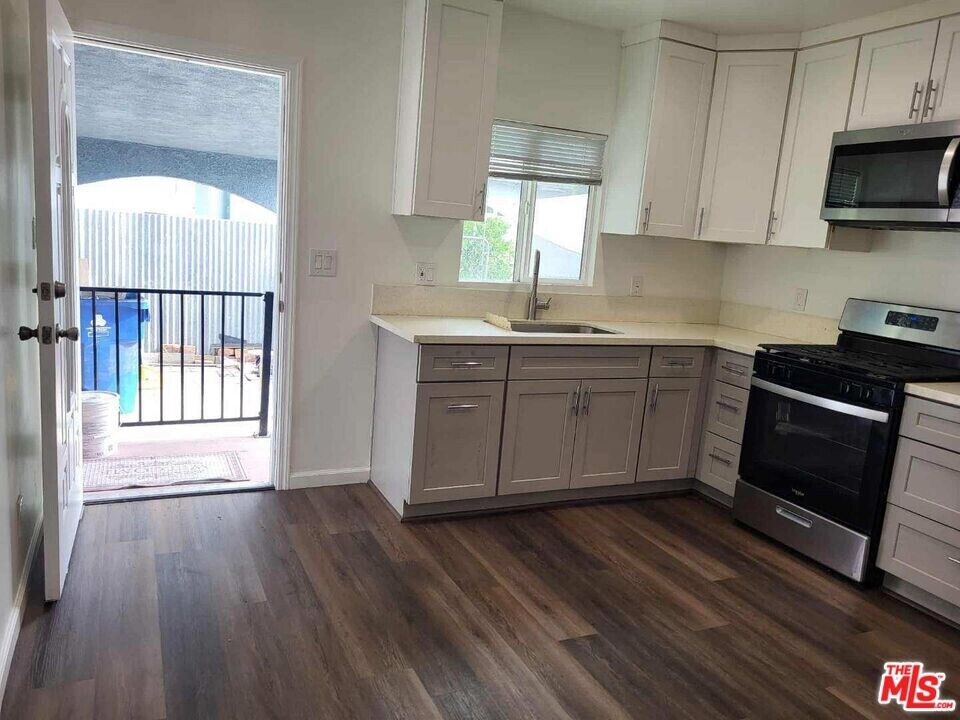 10652 El Dorado Ave in Los Angeles, CA - Building Photo