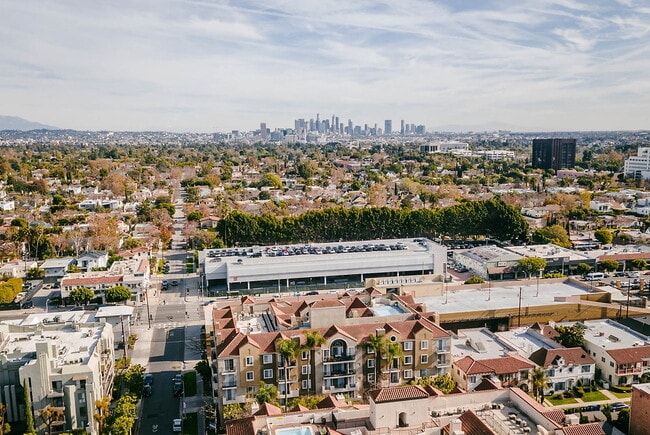 Essex Properties at Miracle Mile in Los Angeles, CA - Foto de edificio - Building Photo