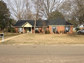 130 Twin Oaks Dr in Madison, MS - Building Photo