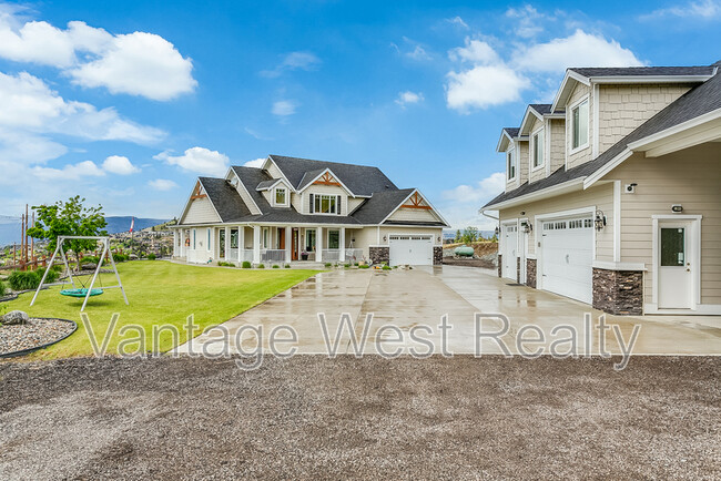 2880 Joe Rich Road in Kelowna, BC - Building Photo - Building Photo