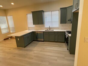 6908 Sandy Souza Way in Elk Grove, CA - Building Photo - Building Photo