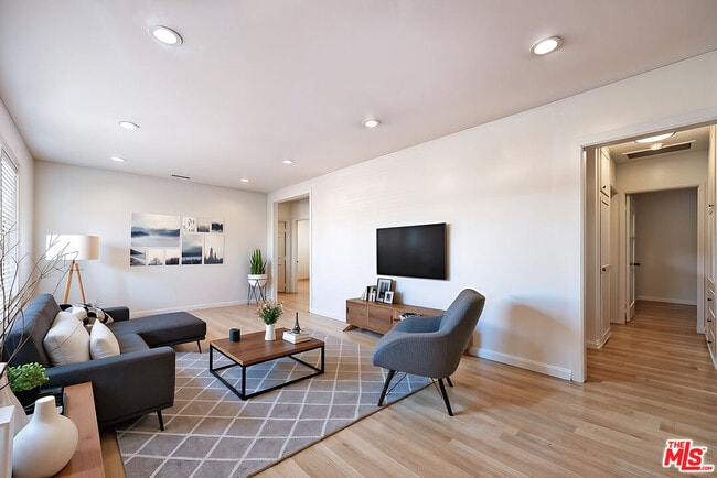 17226 Vanowen St in Los Angeles, CA - Building Photo - Building Photo