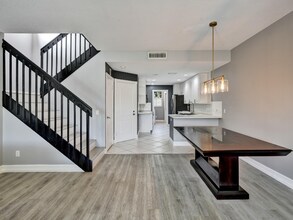 5609 Cove Cir in Naples, FL - Building Photo - Building Photo