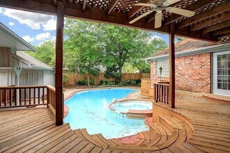 9415 Endicott Ln in Houston, TX - Foto de edificio - Building Photo