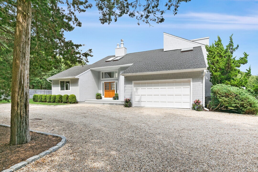 40 Hidden Cove Ct in Southampton, NY - Building Photo