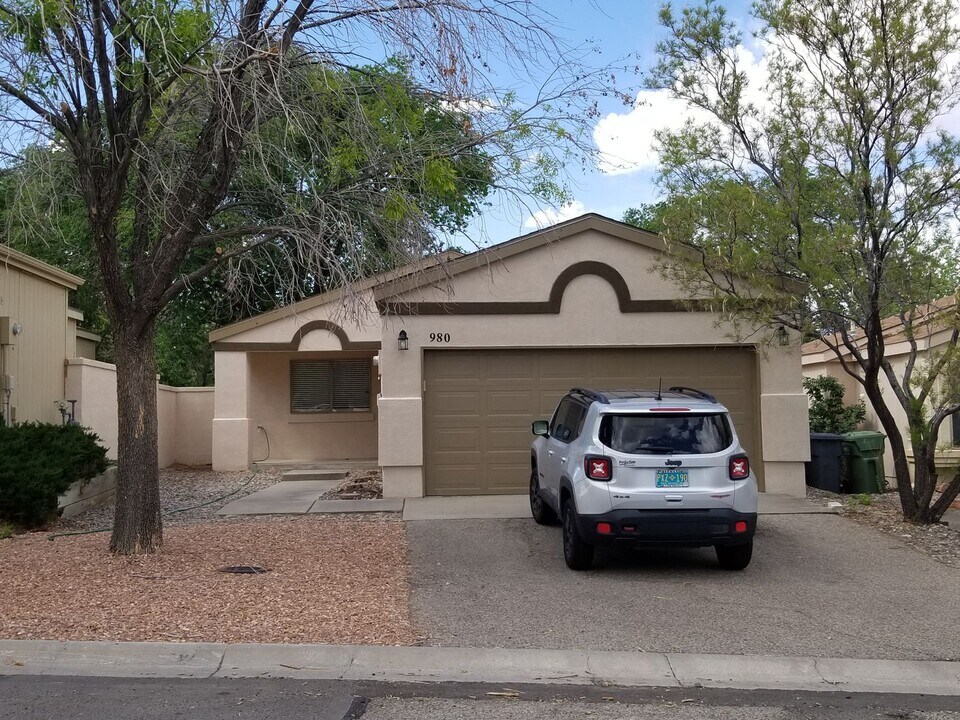 980 Charles Dr NE in Rio Rancho, NM - Building Photo