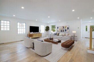 30 Kirkwood Rd in Port Washington, NY - Building Photo - Building Photo