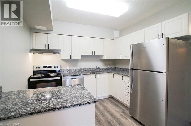 239 Auburn Dr in Waterloo, ON - Building Photo - Building Photo