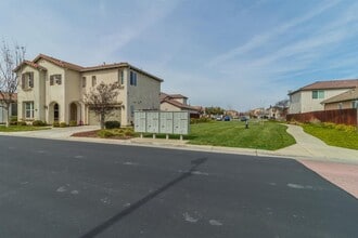 1812 W Bella Oaks Way in Hanford, CA - Building Photo - Building Photo