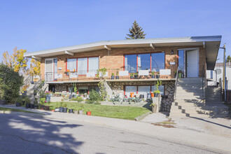 2428 22nd Ave SW in Calgary, AB - Building Photo - Primary Photo