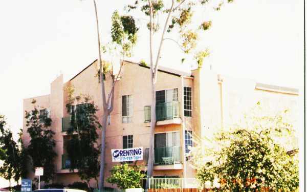 14922 Victory Blvd in Van Nuys, CA - Building Photo