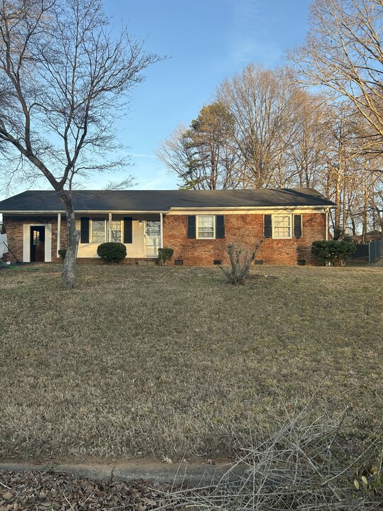 1303 Rolling Ln in Statesville, NC - Building Photo