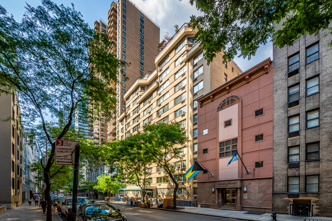 225 E 46th St in New York, NY - Building Photo