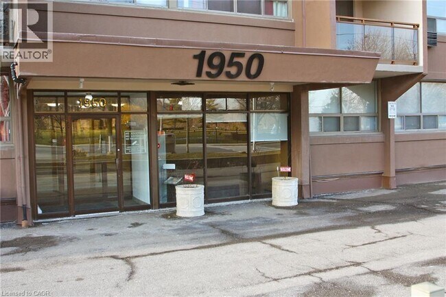 1950 Main St W in Hamilton, ON - Building Photo - Building Photo