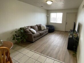 1969 N Canyon Rd, Unit 210 Front Bedroom in Provo, UT - Foto de edificio - Building Photo