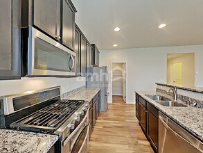 13831 66th Ave E in Puyallup, WA - Foto de edificio - Building Photo