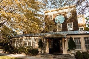 256 Elm St in Southampton, NY - Building Photo