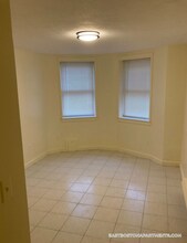 120 London St, Unit B in Boston, MA - Building Photo - Building Photo