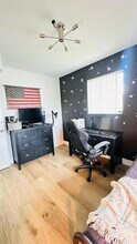 223 Lakeview Dr in Weston, FL - Building Photo - Building Photo