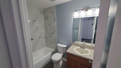 8007 Sutton Terrace Ln in Tampa, FL - Building Photo - Building Photo