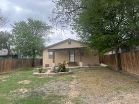 4930 Bluff St in San Antonio, TX - Building Photo