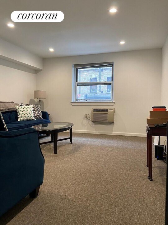 211 Thompson St in New York, NY - Building Photo