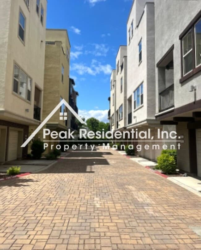 437 Lug Ln in Sacramento, CA - Building Photo - Building Photo