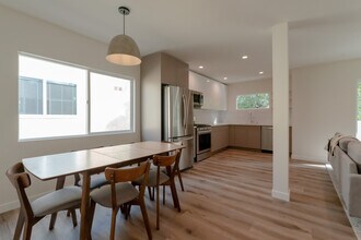 521 N Flores St in West Hollywood, CA - Foto de edificio - Building Photo