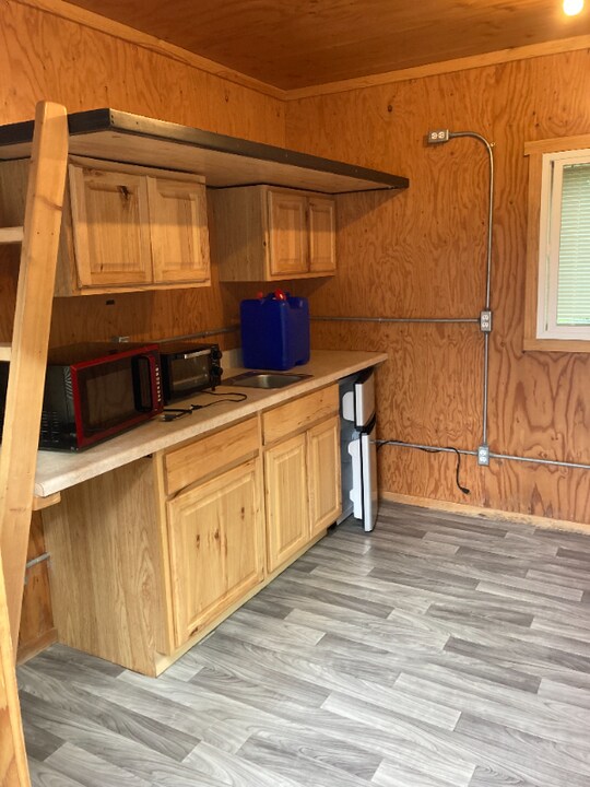 1810 Waller Rd in North Pole, AK - Building Photo