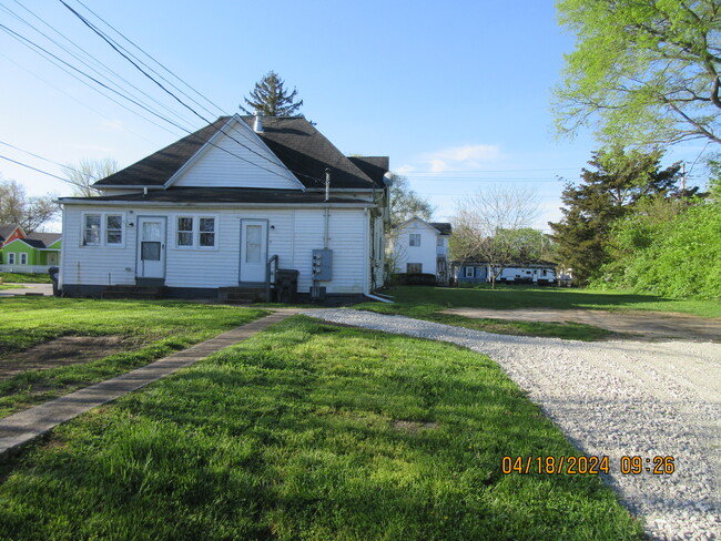 202 W 3rd St, Unit 3 in Anderson, IN - Building Photo - Building Photo