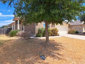 1208 Hawkeye Point Rd in Georgetown, TX - Foto de edificio - Building Photo