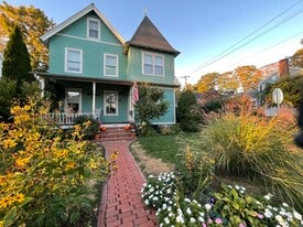 126 East Ave in New Canaan, CT - Building Photo